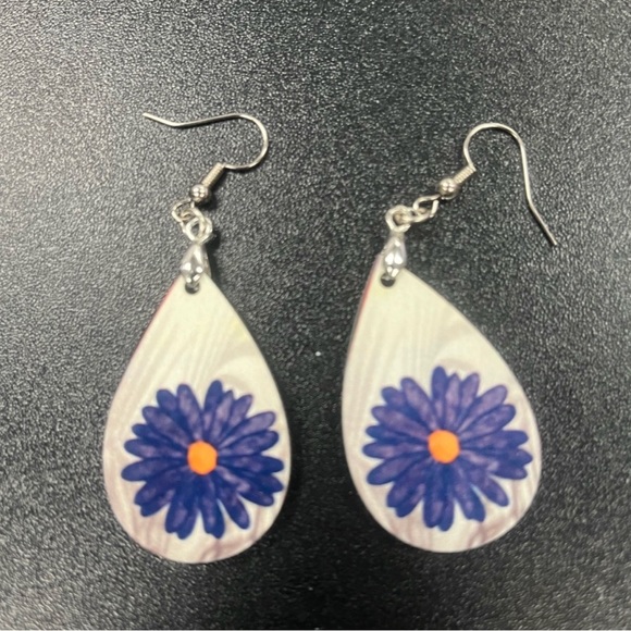 Earrings - Picture 1 of 1